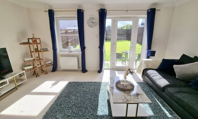 Newton Mearns House | Stylish 3-Bed Home with Free Parking in Glasgow