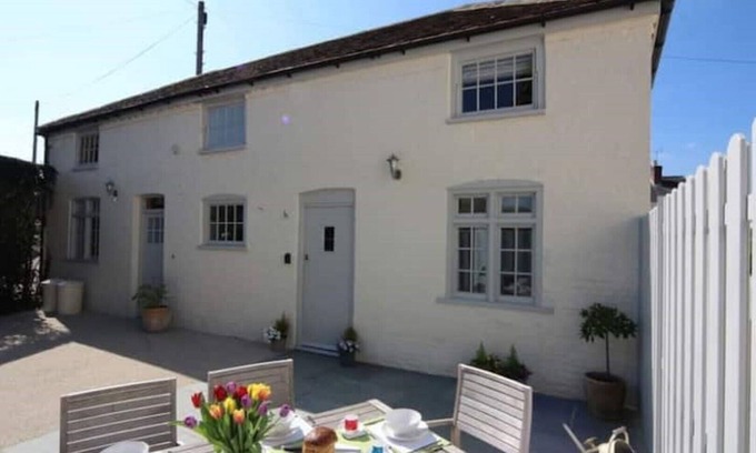 Twyford Cottage | Charming 5-Bedroom Cottage Near Winchester for Families