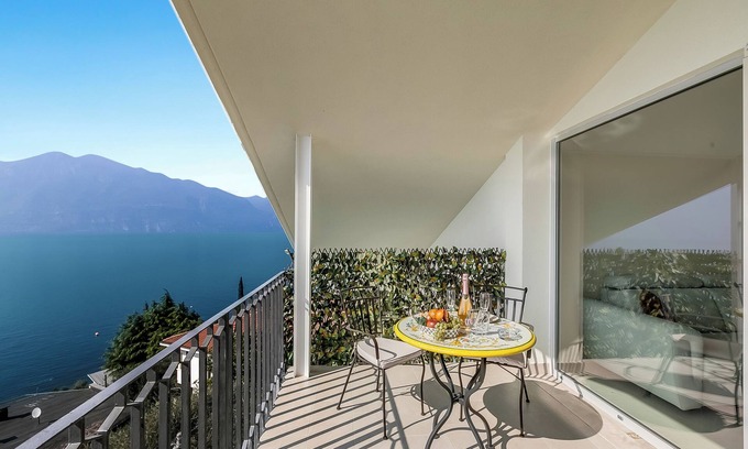 Cassone House | Boutique apartment Venere with Pool, Brenzone sul Garda, Italy
