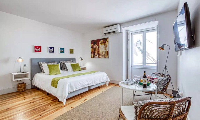 Sao Bento Apartment | Cozy Boutique Apartment in Vibrant Lisbon with Spa Access