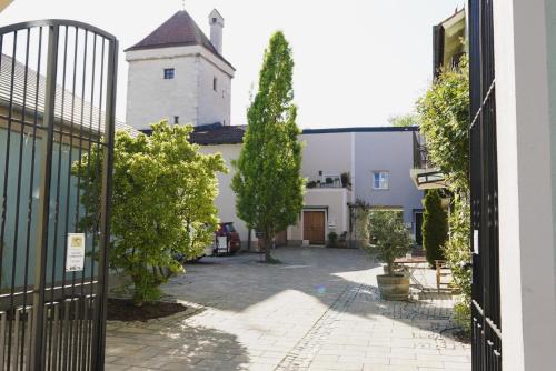 Kelheim Hotel | Pet-Friendly Boutique-Hotel am Ledererturm with Ocean View