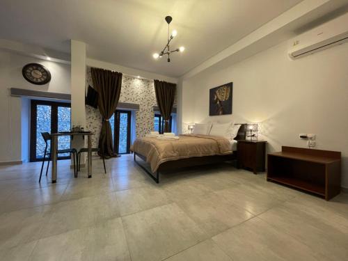 Ioannina Town Centre Apartment | Historic Centrum Boutique: Pet-Friendly Stay with Free Parking