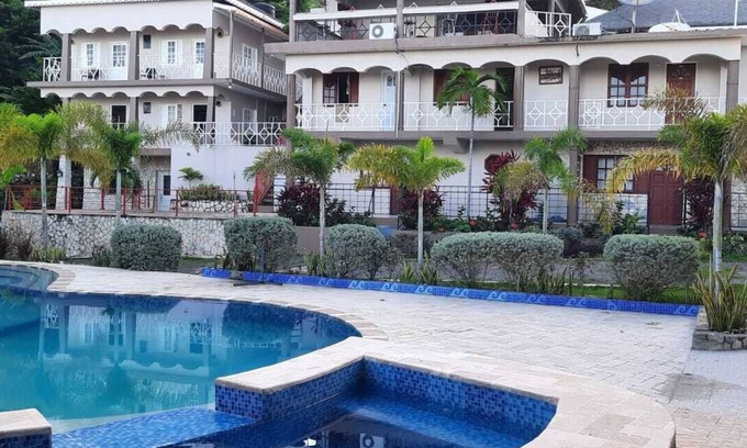 Cave Bed & Breakfast | Delightful Boutique B & B at Stonevillage with Pool