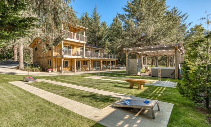 Long Beach House | Cozy Boutique Cabin with Hot Tub & Beach Access