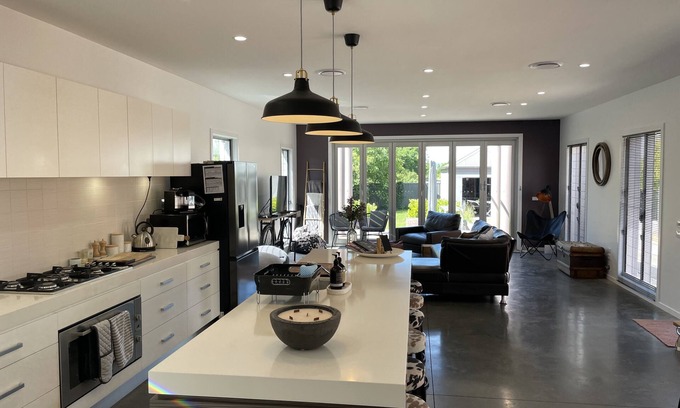 Bathurst House | Discover Boutique CBD House "Rest on Russell" - 9.8 Rated Stay