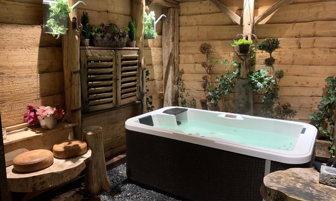 Erezee Cabin | Relaxing Boutique Cottage with Hot Tub & Sauna at El Clandestino