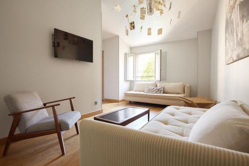 Uzes Hotel | Experience Boutique Hôtel Entraigues with Ocean Views