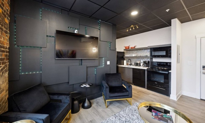 Jackson Hotel | Inviting Thunder Over Louisville Suite with Family Amenities