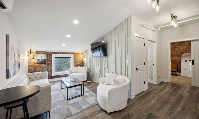 Jackson Hotel | Explore the Thomas Edison Suite 33: Family-Friendly Retreat