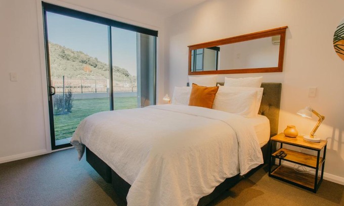 Gisborne Apartment | Stylish Boutique @ Portside Hotel with Ocean Views & Pool