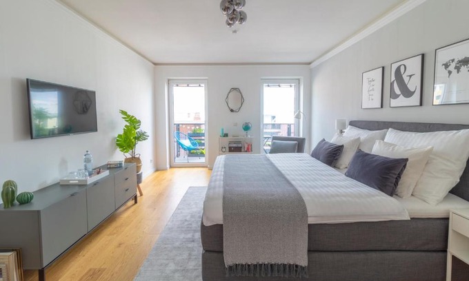 Brigittenau Apartment | Elegant Boutique Sky City Apartment with Balcony View
