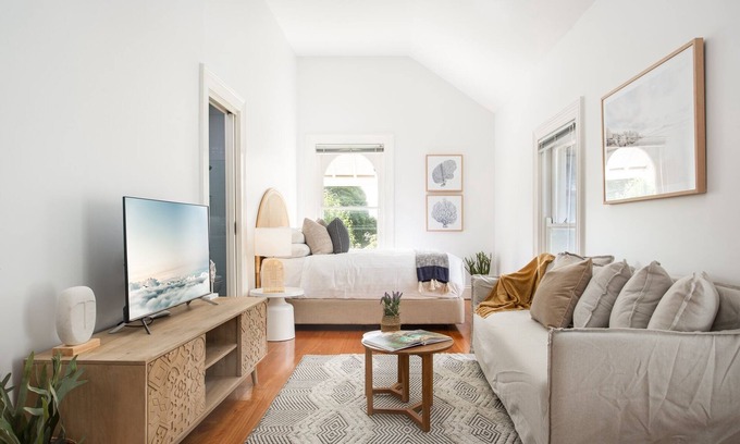 Lewisham Apartment | Stylish Boutique Studio with Balcony in Prime Location