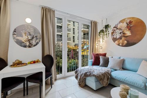 Werd Apartment | Stylish Downtown Hotel with King Bed & High-Speed Internet