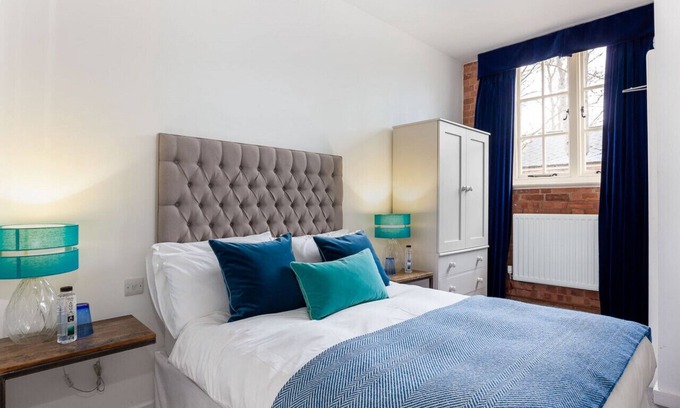 Bicester Apartment | Family-Friendly Bowen-Buscarlet Suite at Bicester Heritage