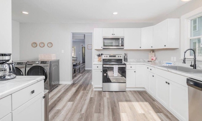 Oshkosh House | Bowen Street Bungalow: Family-Friendly Getaway with Pets
