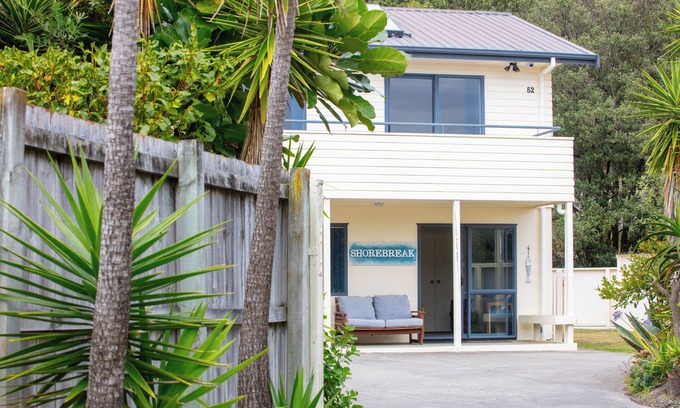 Bowentown House | Relaxing Bowentown Retreat - Pet Friendly at Waihi Beach