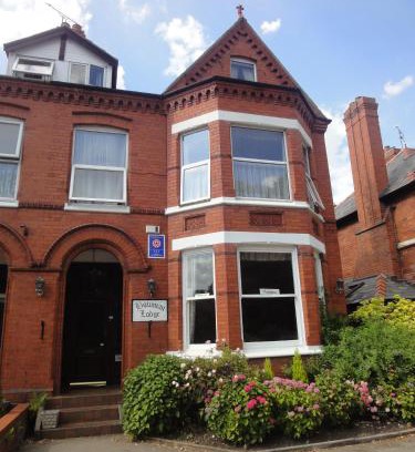 Hoole House | Bowman Lodge: Family-Friendly Retreat with Hot Tub & Breakfast