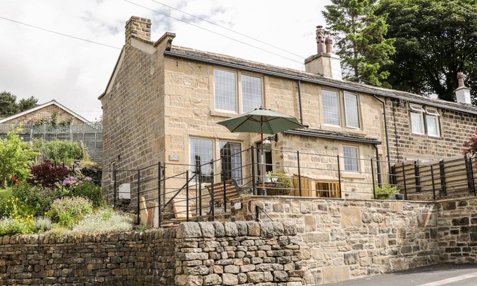 Oxenhope Cottage | Charming Box Tree Cottage: Pet-Friendly Getaway in Oxenhope