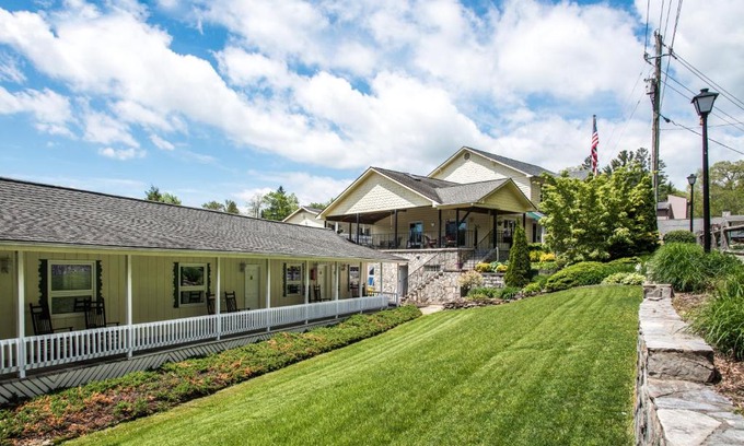 Blowing Rock Hotel | Pet-Friendly Boxwood Lodge Blowing Rock Near Boone
