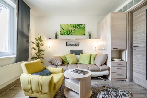 Vizivaros Apartment | Family Friendly BpR Green Paradise Apartment - 8.5/10 Rating