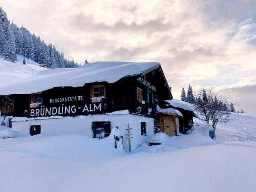 Bergen Hotel | Escape to Bründling-Alm Berggasthof with Ocean View & Dining