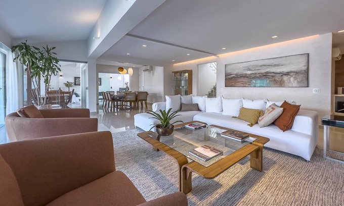 Barra da Tijuca House | Casa Champagne: Poolside Retreat with Gourmet Kitchen Access