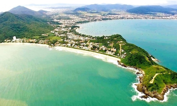 Praia da Armacao do Itapocoroi Apartment | Cozy Apartment with Kitchen Near Linda Central Beach