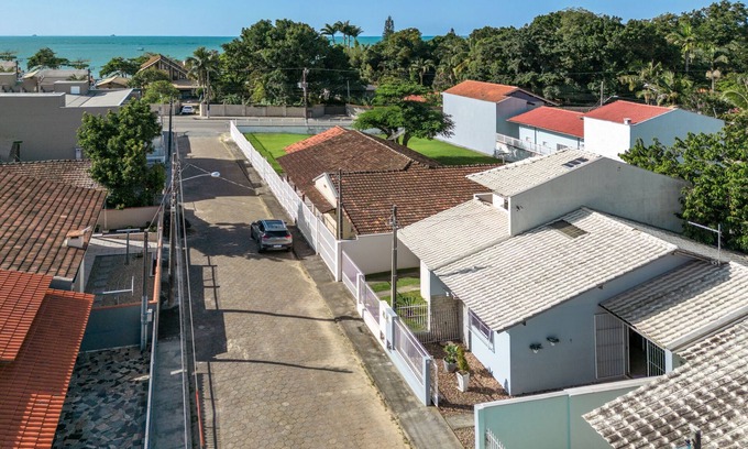 Praia da Armacao do Itapocoroi House | Cozy Linda Casa Steps from the Beach & Near Beto Carrero