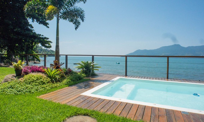 Prainha House | Relaxing House in Front of Ilhabela with Pool & Breakfast