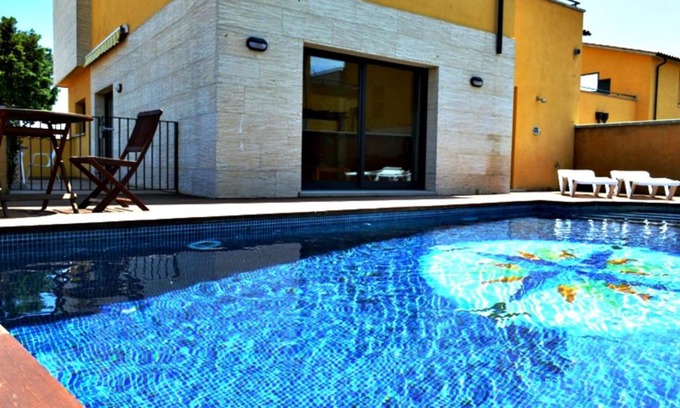 Sant Pere Pescador House | Elegant BR1 Casa with Pool Steps from the Beach