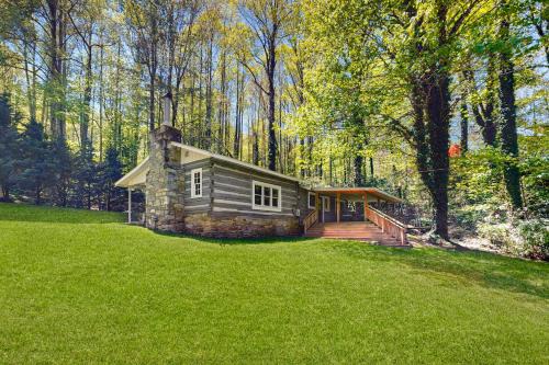 Maggie Valley House | Explore Bradley Bear Hideaway: Family and Pet Friendly Retreat