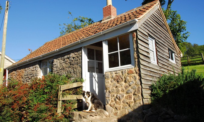 Cheddar Cottage | Discover Bradley Cross Farm: Cozy Shepherds Cottage Getaway
