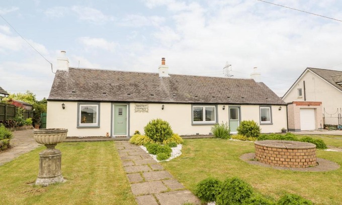 Banknock House | Family-Friendly Braeface Cottage with Pet Accommodations