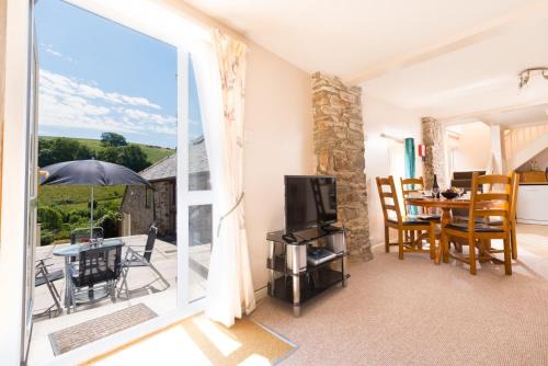 West Down House | Serene Braefoot Cottage: Ideal for Family Getaways