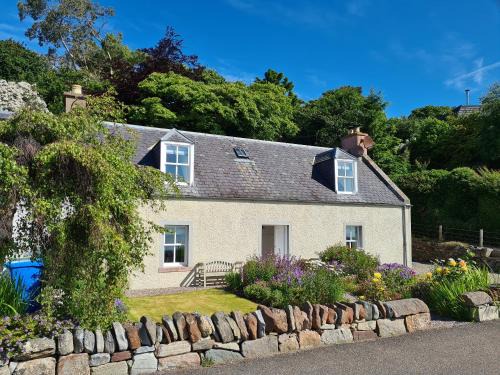 Fortrose House | Inviting Braefoot: Family-Friendly Retreat with Great Reviews