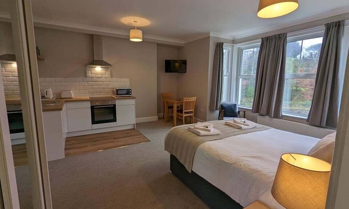 Maenporth House | Exceptional Braemar: Family-Friendly Haven with Breakfast