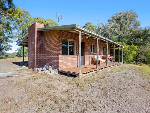 Central Tilba House | Welcoming Braeside Cabin Four Ziera: Family-Friendly Retreat