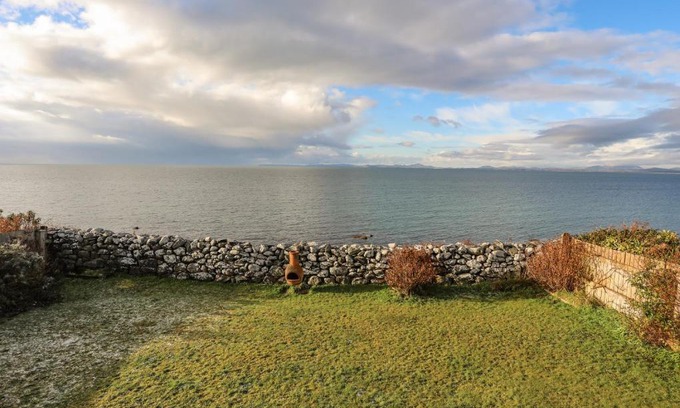 Llandanwg House | Pet-Friendly Escape at Bramble Bank - A 4-Star Retreat