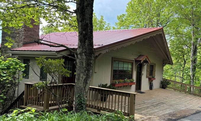 Blowing Rock Cottage | Experience Bramble Cottage: Panoramic Mountain Views Await