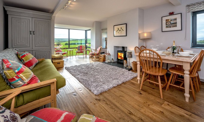 Llanengan House | Pet-Friendly Brambles: Cozy Three Bedroom House for Families