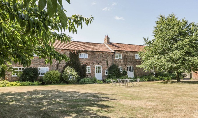 Winestead Cottage | Family-Friendly Bramhill Barns with Hot Tub in Burton Pidsea