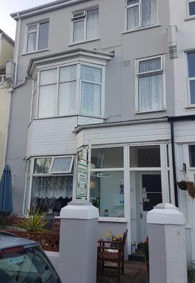 Paignton House | Comfortable Brampton Guest House: Family-Friendly Stay