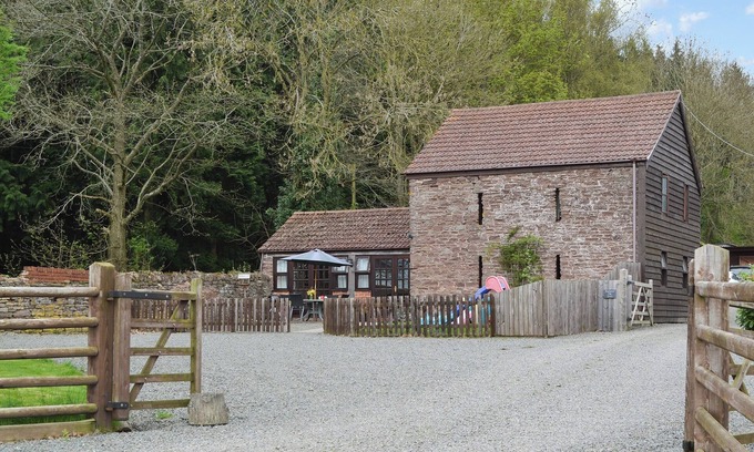 Longtown Cottage | Cozy 3 Bedroom Accommodation in Wormbridge with Breakfast