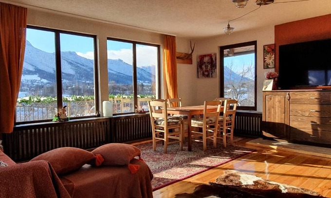 Bran House | Family-Friendly Bran Hill with Hot Tub & 9.7/10 Rating