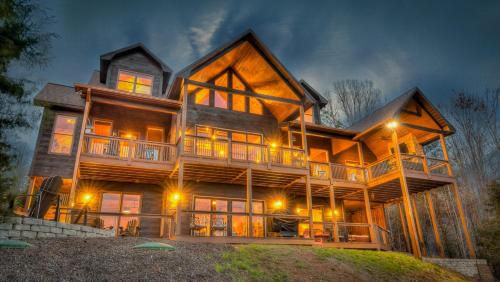 Mineral Bluff House | Relax at Branch Oak Manor with Inviting Hot Tub Amenities