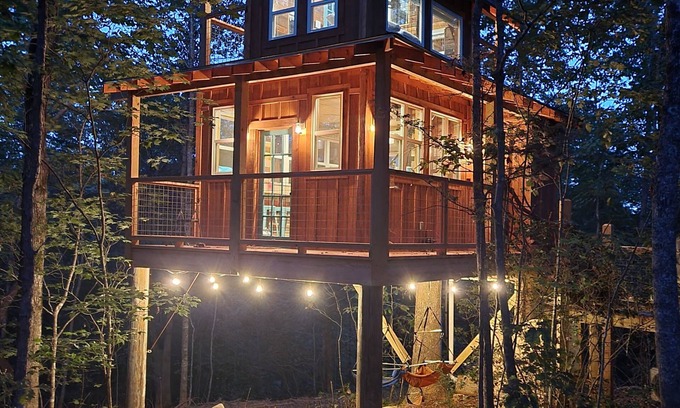 Pickens Cabin | Idyllic Branches Up Tree House Mountain Retreat with Kitchen