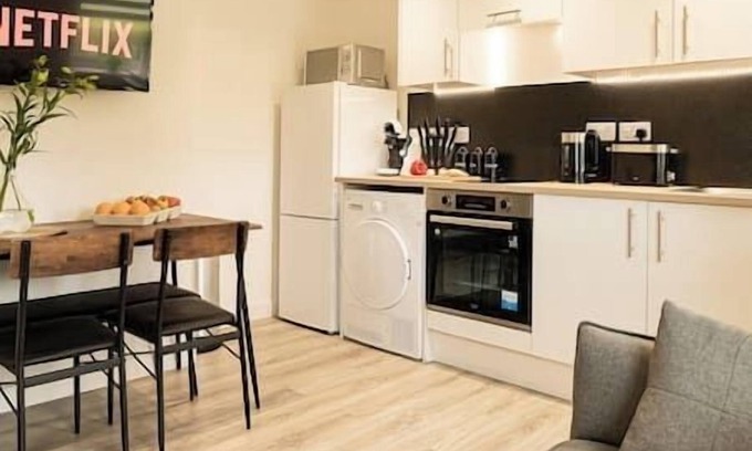 Wroxton Apartment | Modern 2 Bed Apartment with Breakfast & Family Friendly Perks