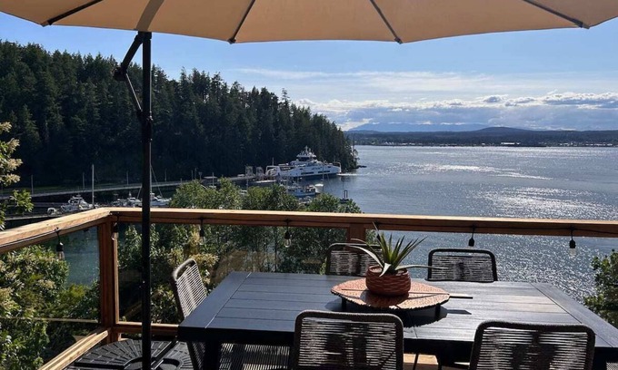 Quathiaski Cove Cabin | Pet-Friendly Oceanside Cabin with Spectacular Ocean Views