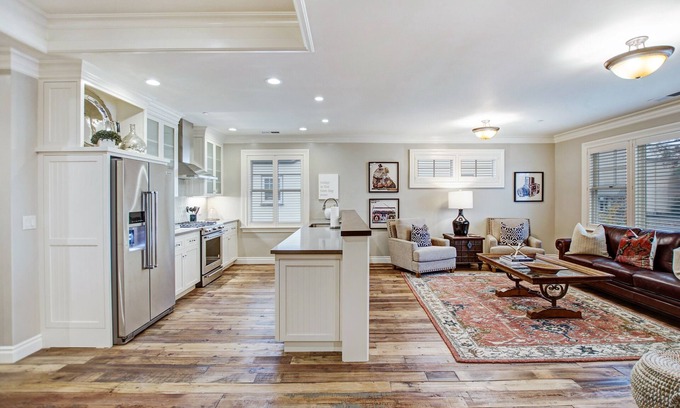 Sonoma House | Experience Modern 2 Bedroom Master Suites Near Sonoma Plaza