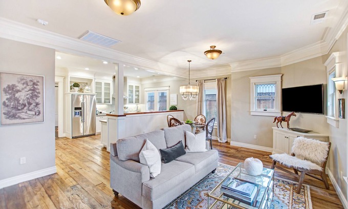 Sonoma House | Elegant 2 Bedroom Master Suites Steps from Sonoma Plaza